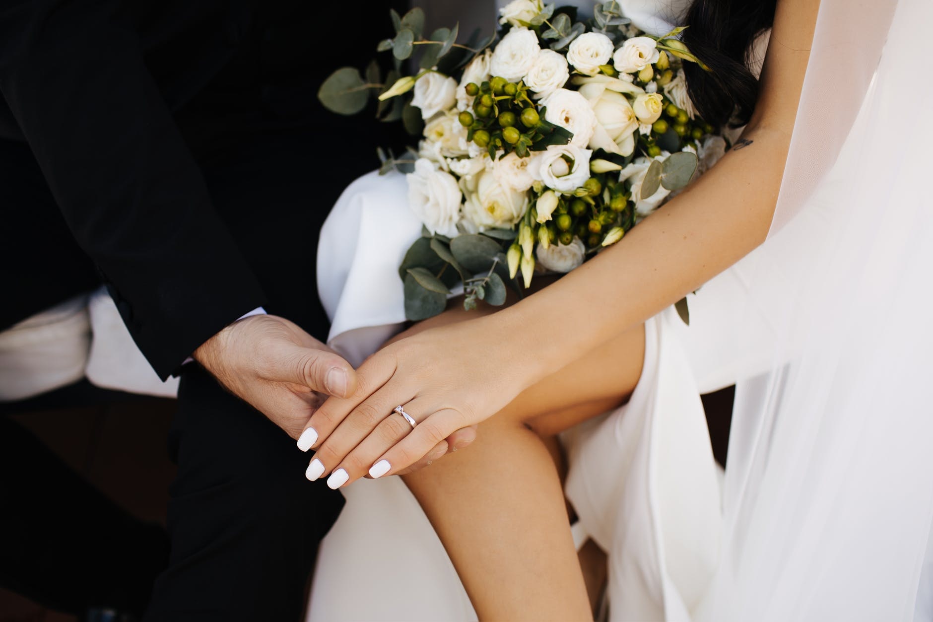 Chọn nhẫn cưới hợp phong thủy: Kiểu dáng hợp mệnh, cách đeo chuẩn