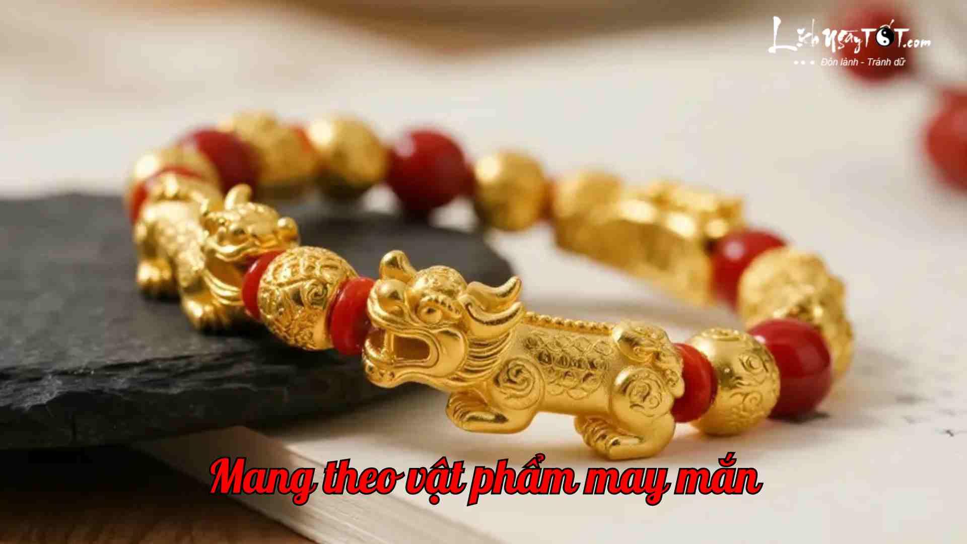 Mang theo vật phẩm phong thủy Mang theo vat pham phong thuy