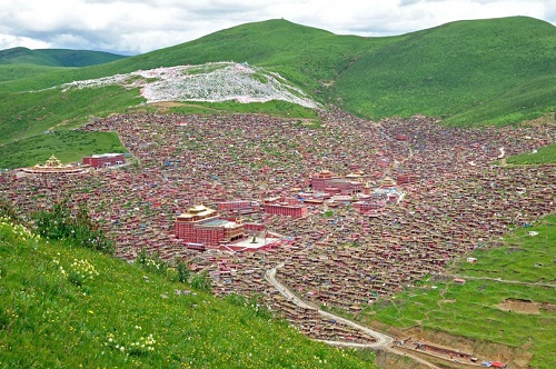 Kì vĩ thung lũng đỏ Phật giáo Larung Gar trước ngày bị phá dỡ