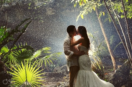 Dành thời gian đến mưa, thoả sức khám phá và trái nghiệm những kiểu chụp ảnh cưới đầy màu sắc trước khi đến lễ cưới. Ngược lại cho đôi bạn, điều đó sẽ trở thành kỉ niệm đáng nhớ suốt đời.