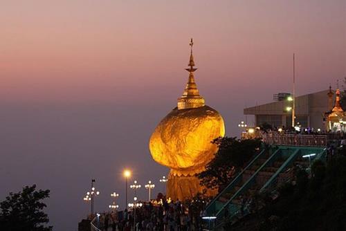 Chùa đá vàng ở myanmar