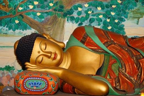 Tư thế ngủ của Đức Phật cũng rất khoa học