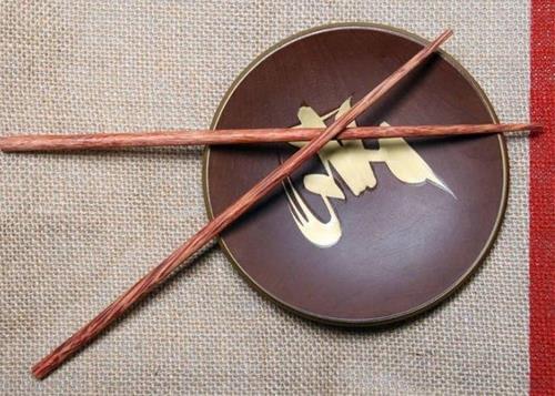 Kiêng để đũa lộn xộn Kieng de dua lon xon