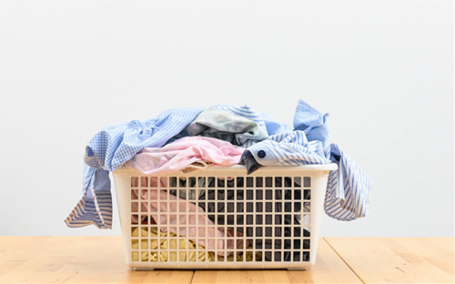 Giỏ đồ bẩn để ngay lối đi Gio do ban de ngay loi di