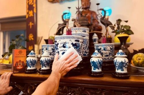 Bat huong bi xe dich khi lau don ban tho cuoi nam