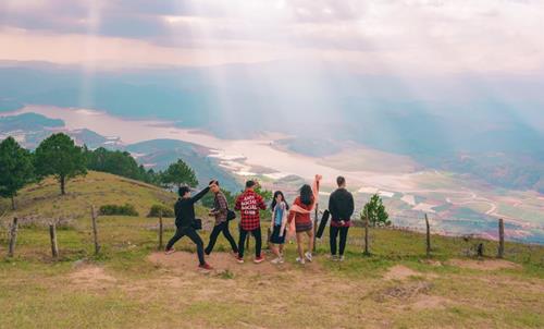 Xep hang muc do huong ngoai cua 12 chom sao