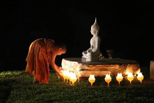 thap ngan ngon den khong bang mot ngon den trong tam