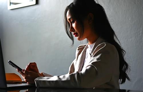 Tranh dang len mang